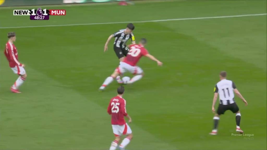 曼联防线被打穿！利夫拉门托突破传中！墨菲助攻巴恩斯轻松破门！