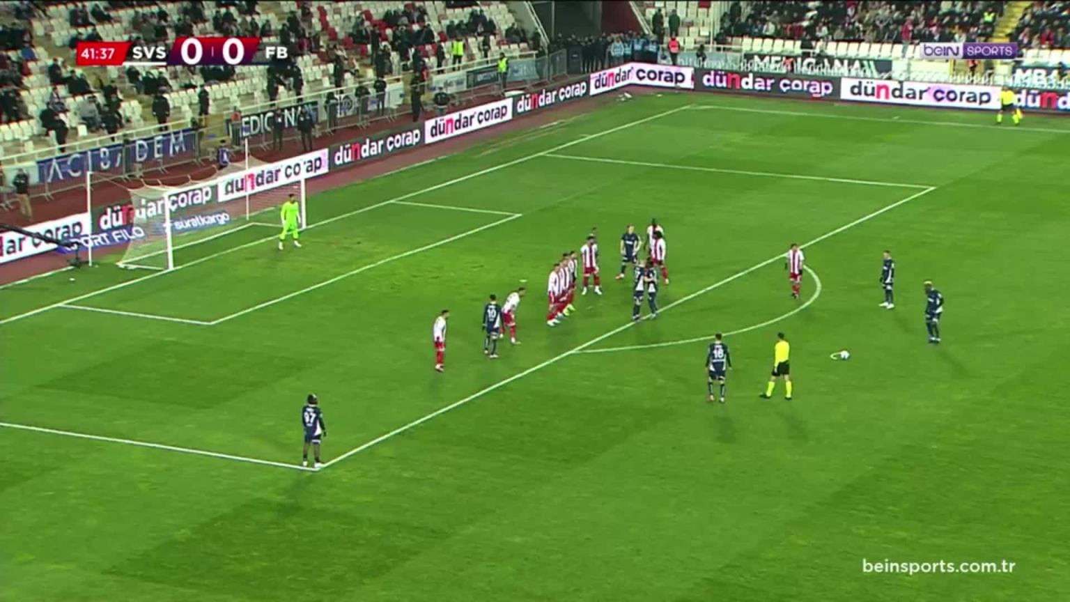 费内巴切先下一城！塔利斯卡精彩任意球直接破门！